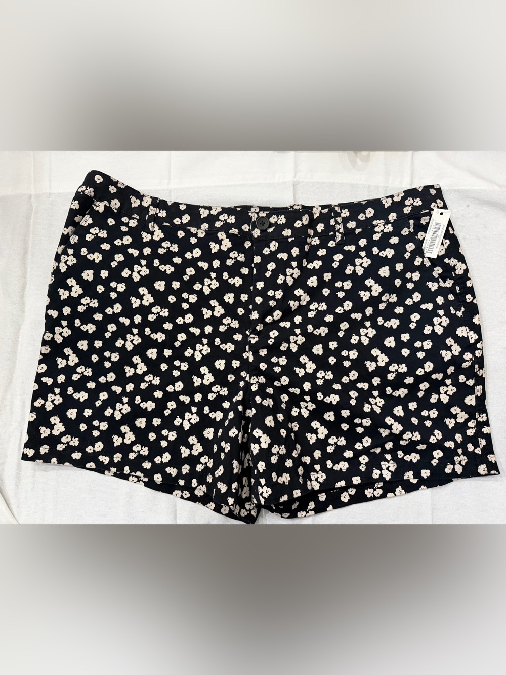 NWT Amazon Essentials Women's Floral Chino Shorts Black/Cream Size 20